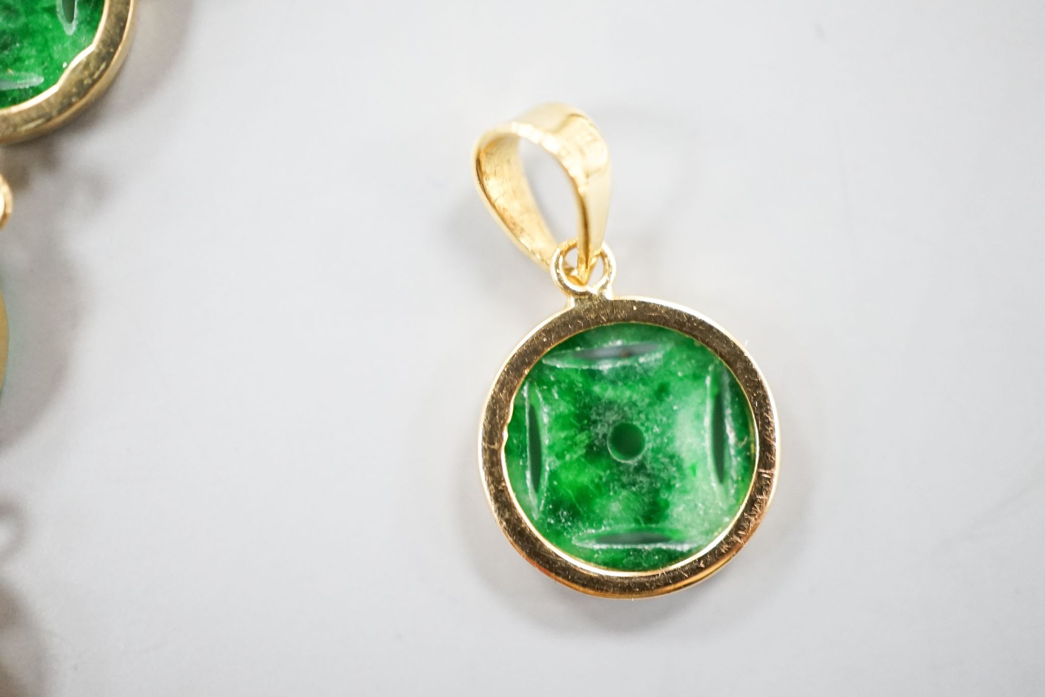 A Chinese 850 yellow metal and jade disc bracelet, 15cm and a matching small pendant, gross 9.7 grams.